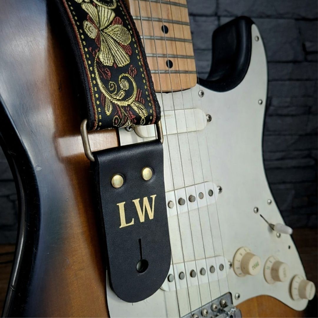 Inicjały na pasku gitarowym